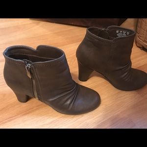 Fergalicious brown ankle boot Sz 6